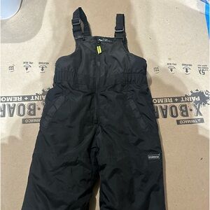 OSHKOSH B’GOSH
SNOW PANTS WITH SUSPENDERS
SIZE 3T
BLACK